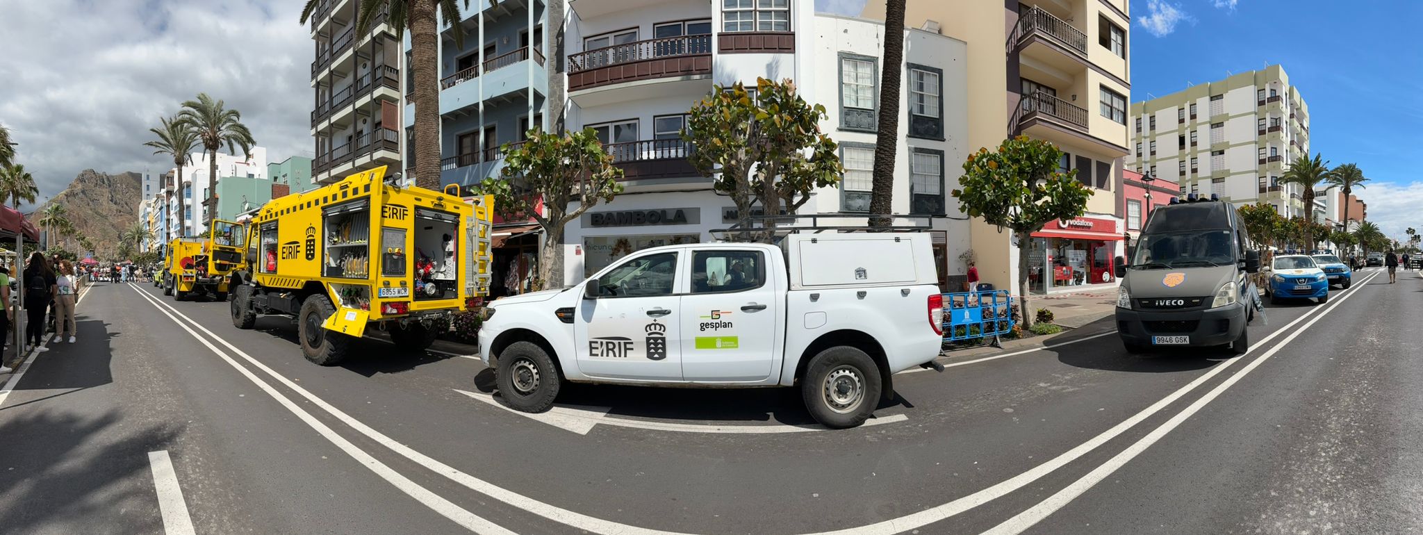 Foto diferentes medios exhibidos en la avenida Marítima.jpg