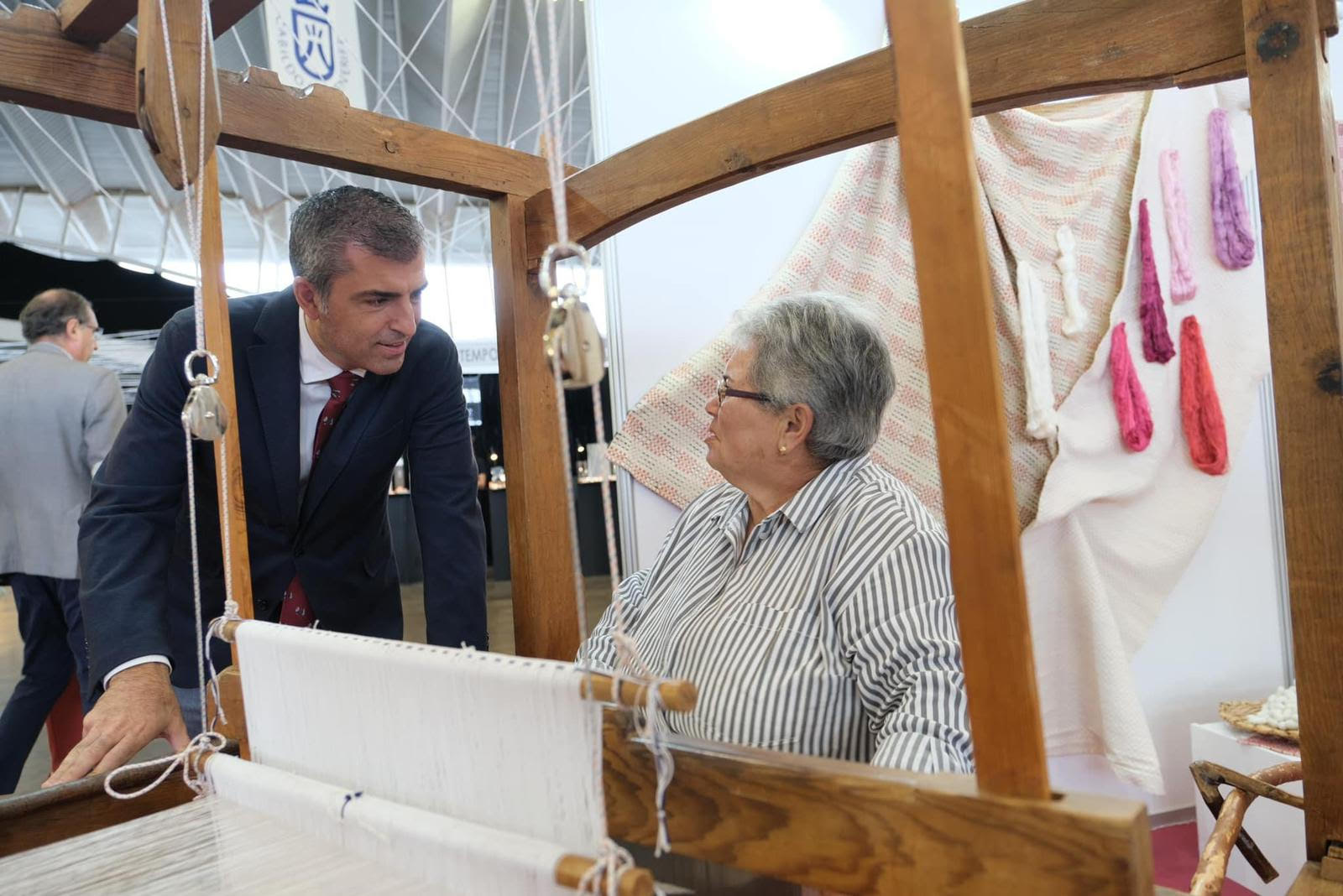 Visita del vicepresidente del Gobierno a la Feria de Aretsania.jpg