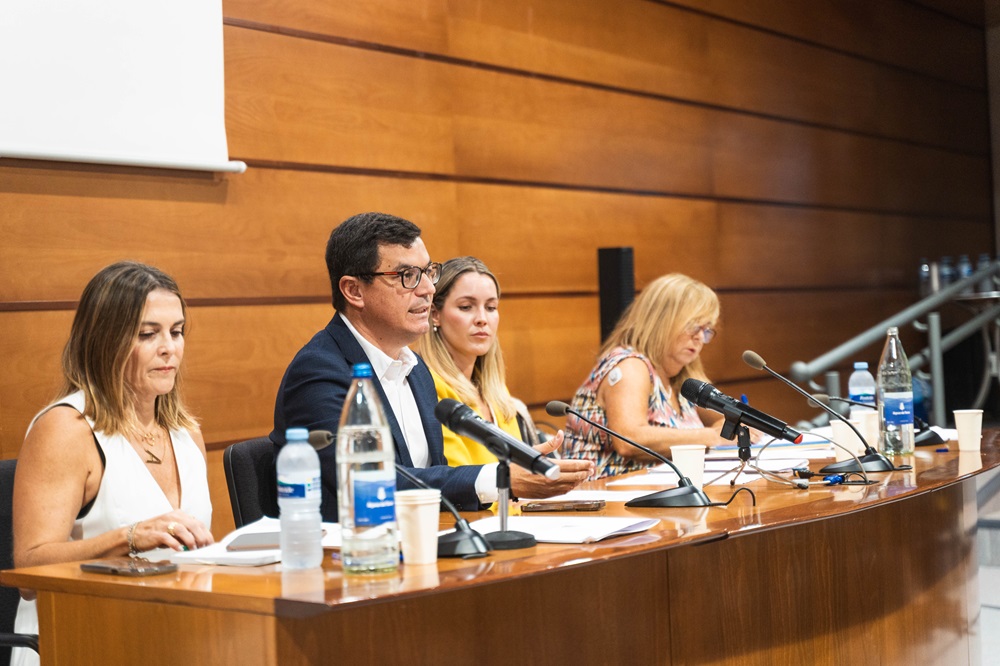 El Pleno de la Mesa del Transporte Terrestre insta al Estado a asumir el coste íntegro de la gratuidad de las guaguas 2.jpg