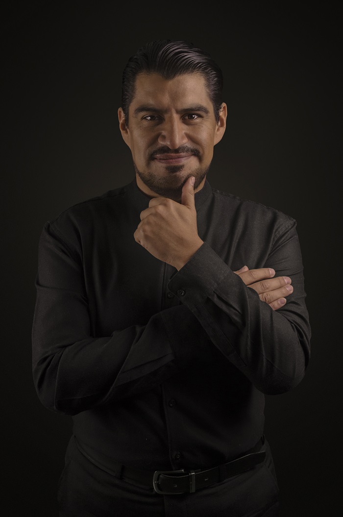 El barítono mexicano Ricardo Lopez.jpg