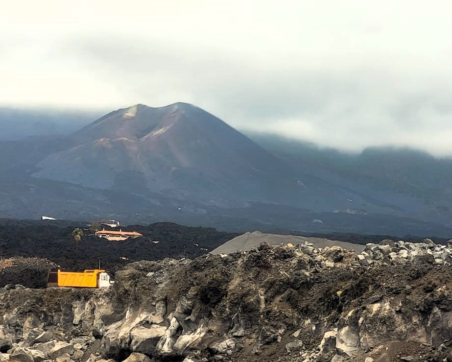 el volcán, vosto desde La Lagunaf.jpg