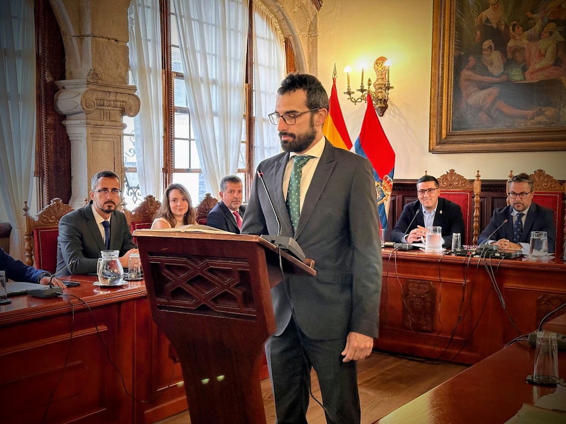 Foto Sergio Hidalgo toma posesión como nuevo concejal de Santa Cruz de La Palma.jpg