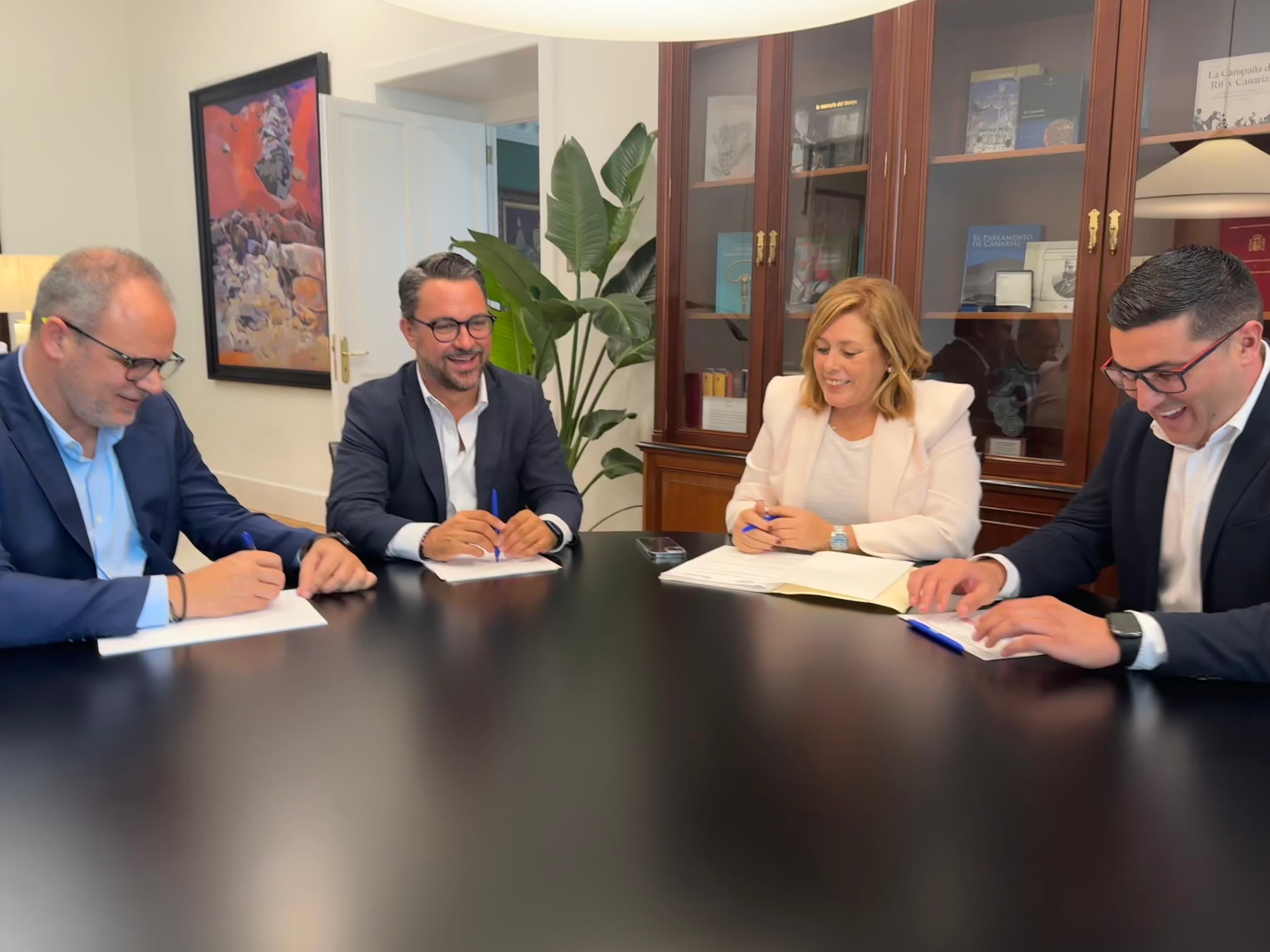 Reunión con la presidenta del Parlamento de Canarias Astrid Pérez.jpg