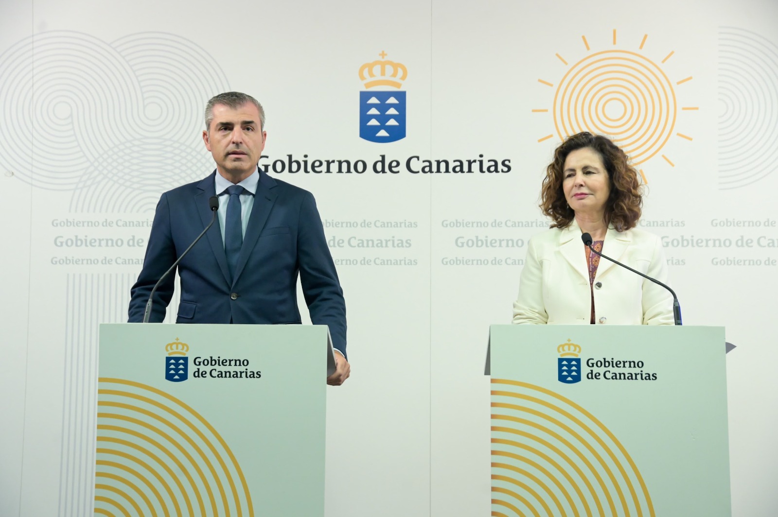 Manuel Domínguez, vicepresidente y consejero de Economía, Matilde Asián, consejera de Hacienda y Relaciones con la UE .jpg