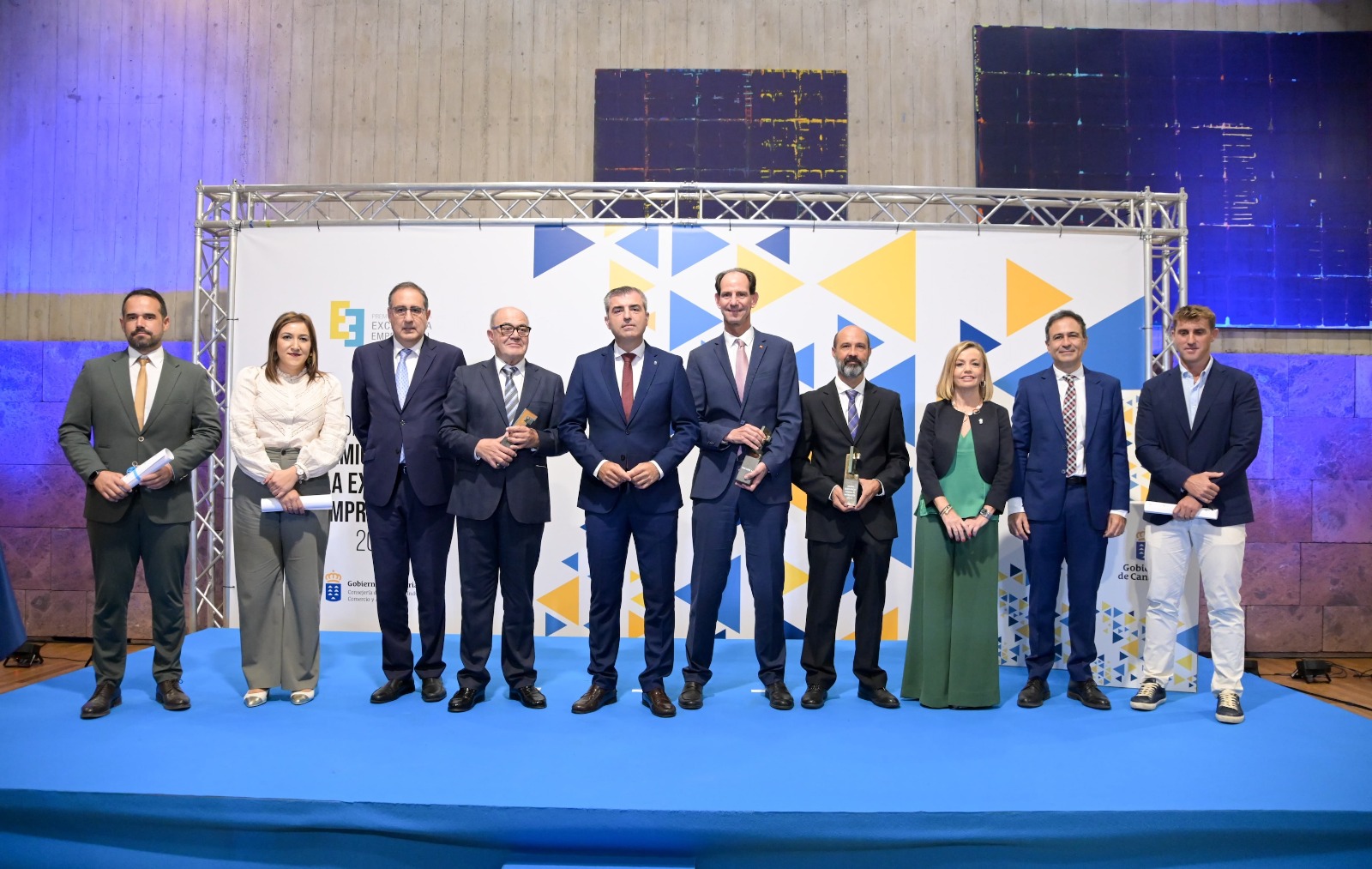 Foto de familia de los premiados.jpg