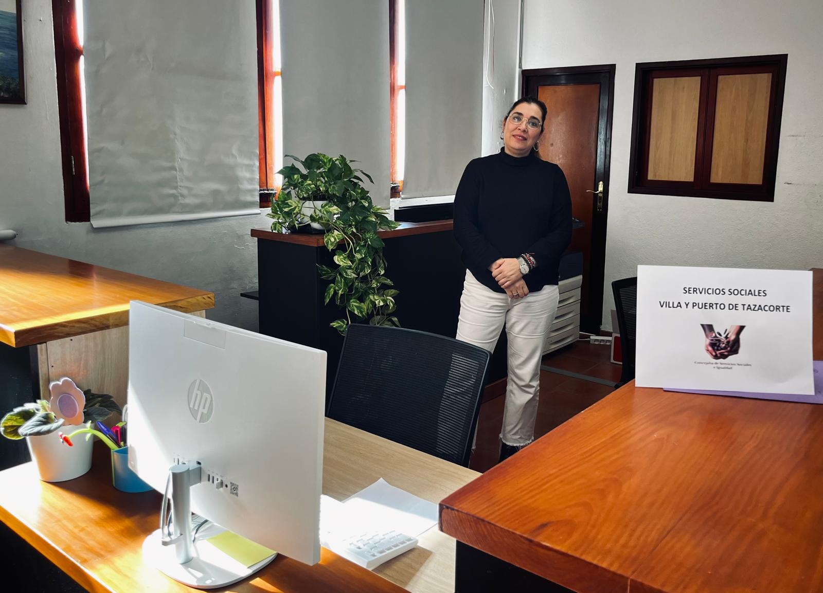 Lisi Sánchez en las nuevas oficinas de Servicios Sociales.jpg