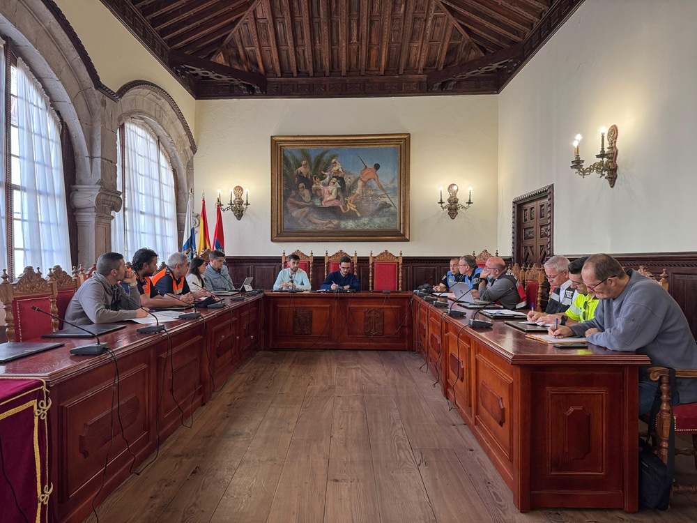 foto reunión de seguridad en el Ayuntamiento de Santa Cruz de La Palma.jpg