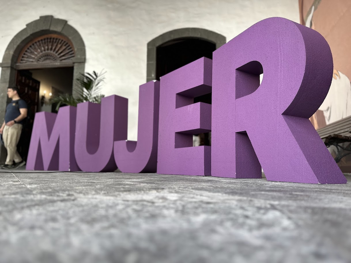 FOTO MUJER EN EL ATRIO.jpg
