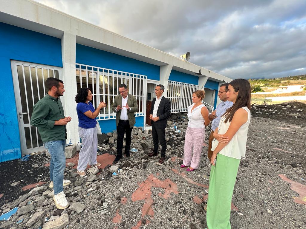 foto-archivo-de-una-visita-de-poli-suarez-al-ceip-la-laguna-afectado-por-el-volcan-2.jpg