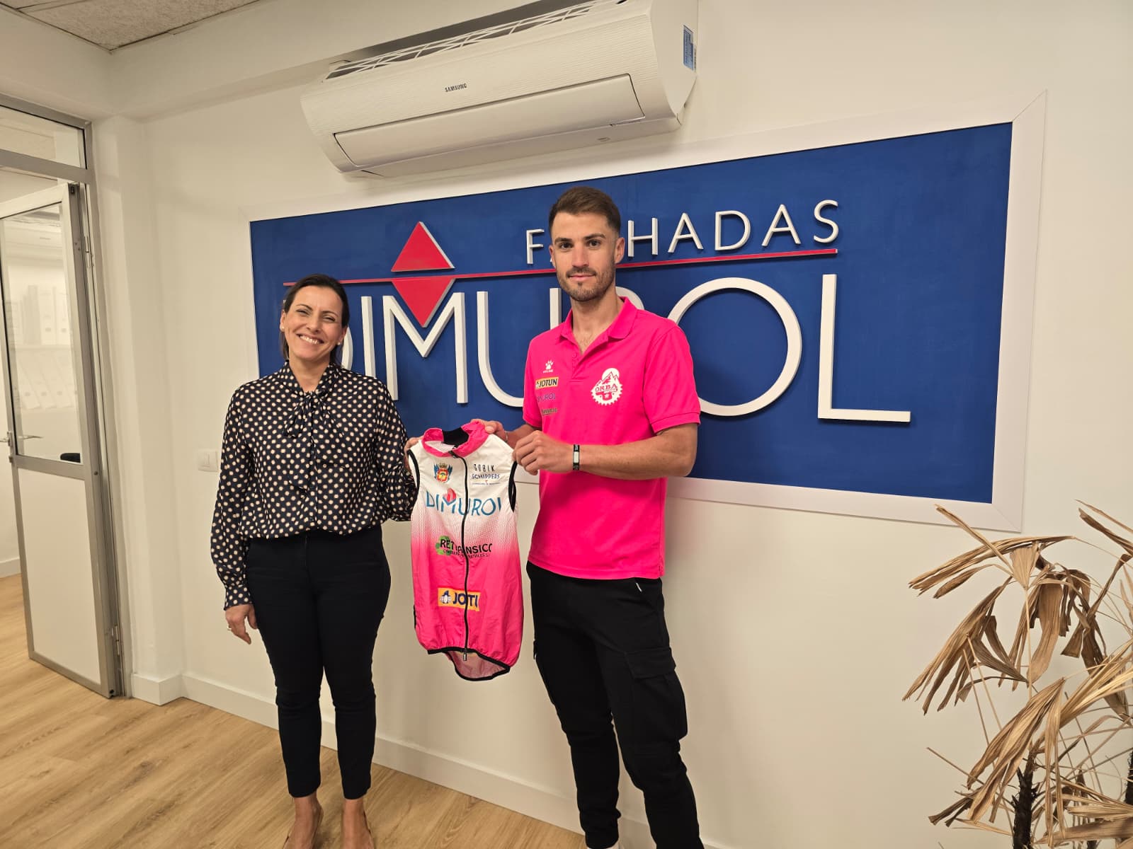 Pedro, en las instalaciones de Fachadas Dimurol.jpg