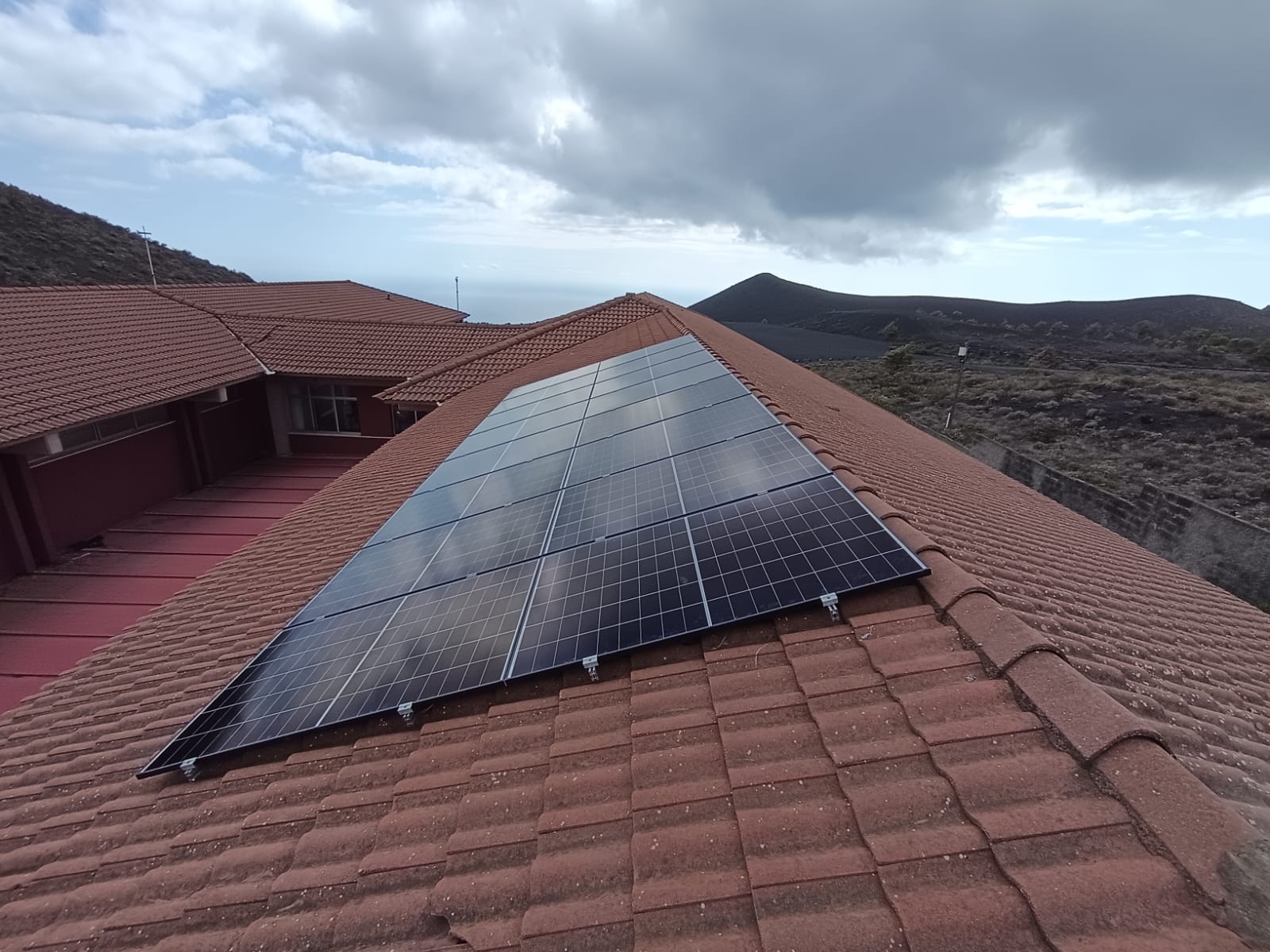 Placas fotovoltaicas Fuencaliente.jpg