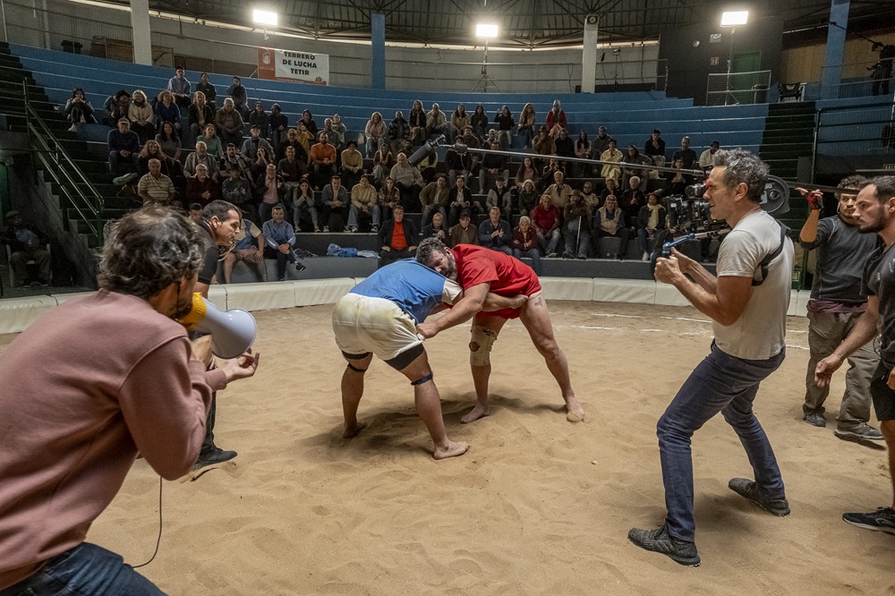 LA LUCHA fotograma 5 - Rodaje con Mauro Herce en la cámara y Tomasín Padrón luchando en el terrero del Tetir - Foto de Selu V