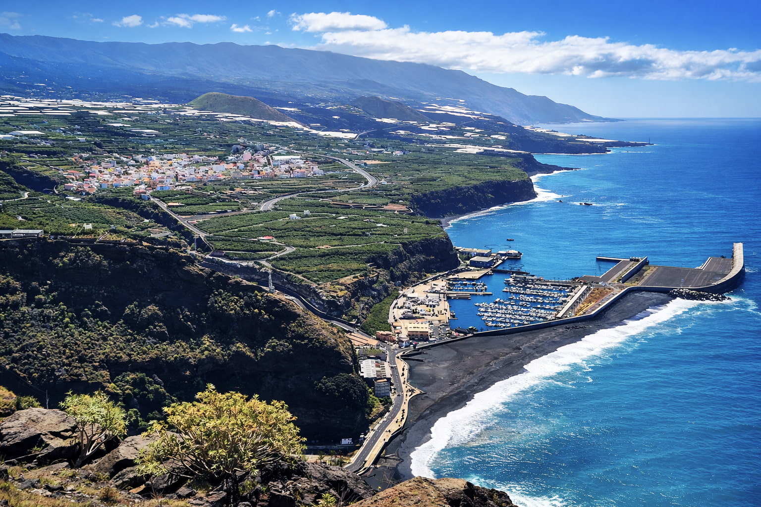 Vista del Valle de Aridane con el puerto de Tazacorte.jpg