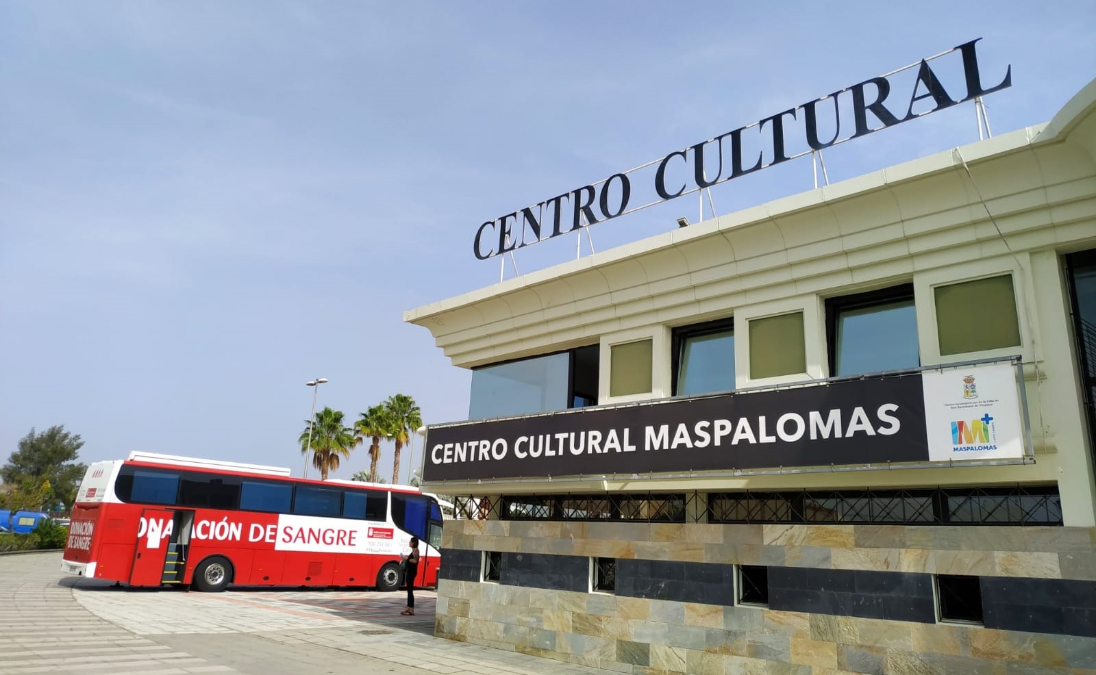 Unidad móvil en el Centro Cultural de Maspalomas.jpg