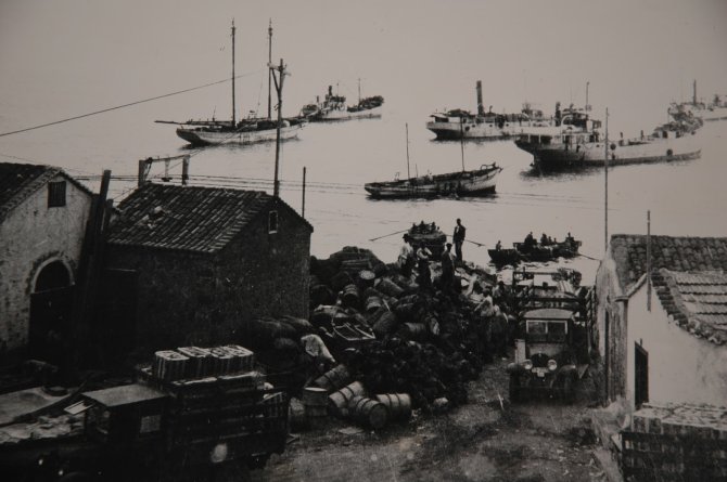 Barcos mercantes en la rada de El Puerto.jpg