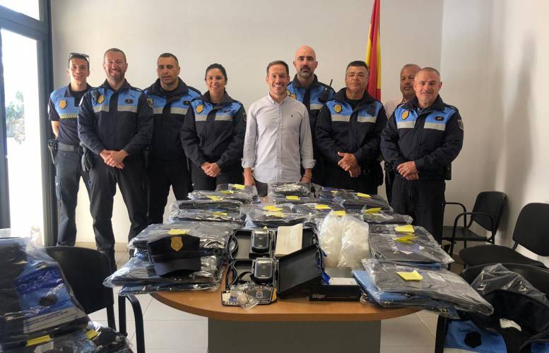 Mariano Hernández Zapata, concejal de Seguridad del Ayuntamiento de Los Llanos de Aridane, entregó a la Policía Local aridanense el nuevo equipamiento.