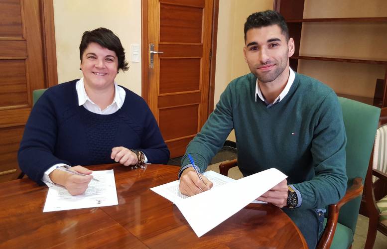 Ascensión Rodríguez, consejera de Deportes, y Samuel García, atleta