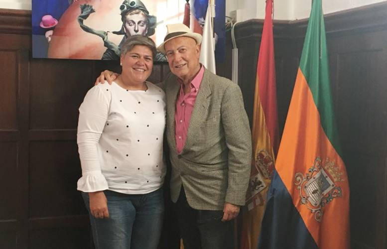 La alcaldesa, Noelia García Leal, junto al actor aridanense y pregonero de las fiestas patronales, Ángel Acosta.