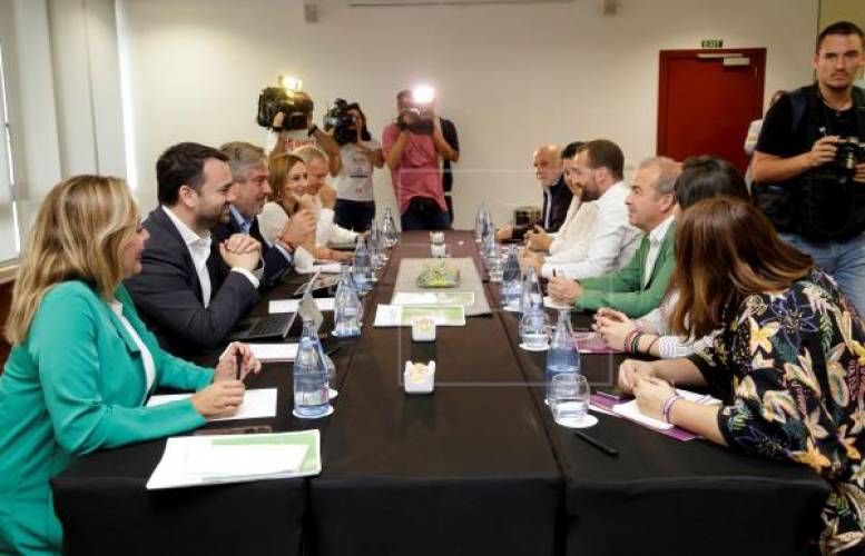 El equipo negociador del PSOE mantuvo este viernes un encuentro con representantes de Podemos para tratar sobre un posible pacto de gobernabilidad en Canarias. EFE/Ramón de la Rocha