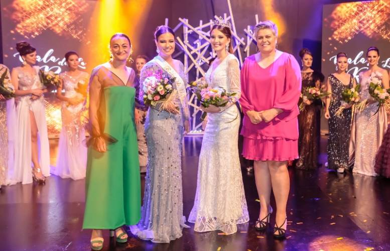 izqda a derecha la conceja de Fiestas, la Reina de La Patrona 2019, la Reina saliente y la alcaldesa