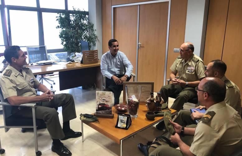 Reunión del alcalde Borja Pérez con responsables militares de el Acuartelamiento de El Fuerte