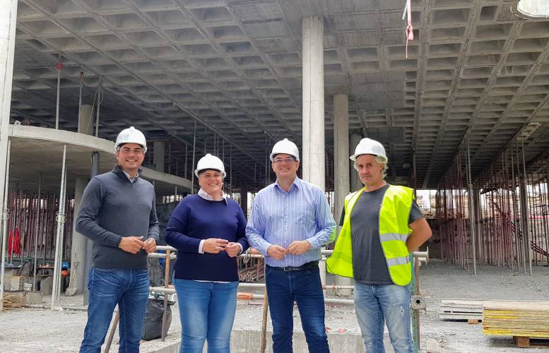 Anselmo Pestana y Noelia García Leal en obras parada preferente Puerto Naos