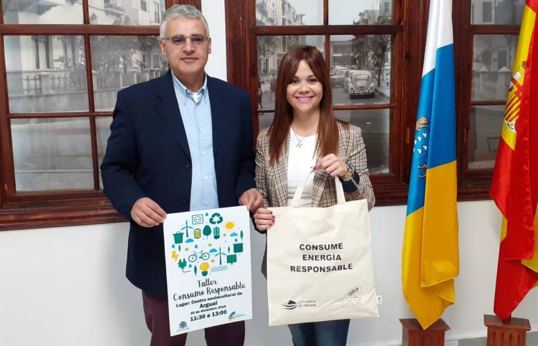 Elena Concepción Marrero, concejal de Acción Social y Eduardo Calderón, gerente de Isonorte, presentaron los Talleres de Consumo Responsable y Ahorro Energético