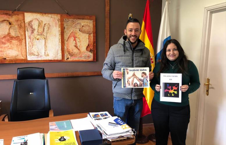 Daniel Martín, concejal de Juventud del Ayuntamiento de El Paso y Laura Fuentes, directora general de Juventud del Gobierno de Canarias