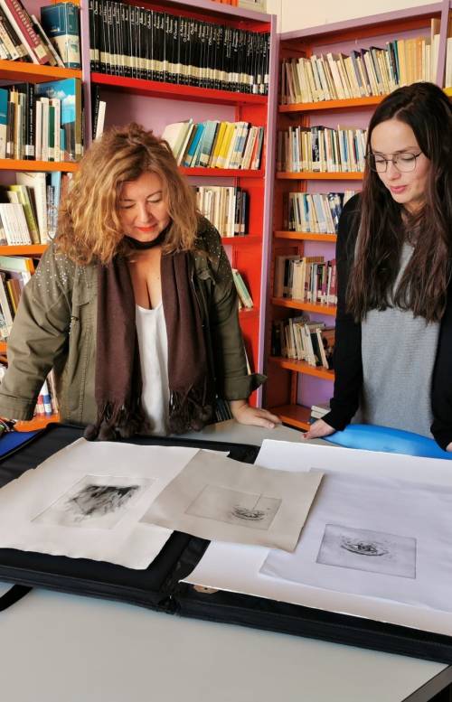 Charo González Palmero con Ángela González Álvarez (Ángela Glezal), encargada de realizar la portada del primer número de la programación trimestral de El Secadero