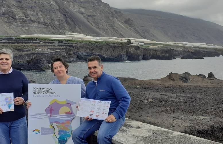 Pie de Foto: La alcaldesa aridanense Noelia García Leal; Tamia Brito Izquierdo, Bióloga Responsable de la reserva marina de La isla de la Palma y Tony Lorenzo, concejal de Medio Ambiente con el folleto donde comienza la reserva marina (Charco verde).