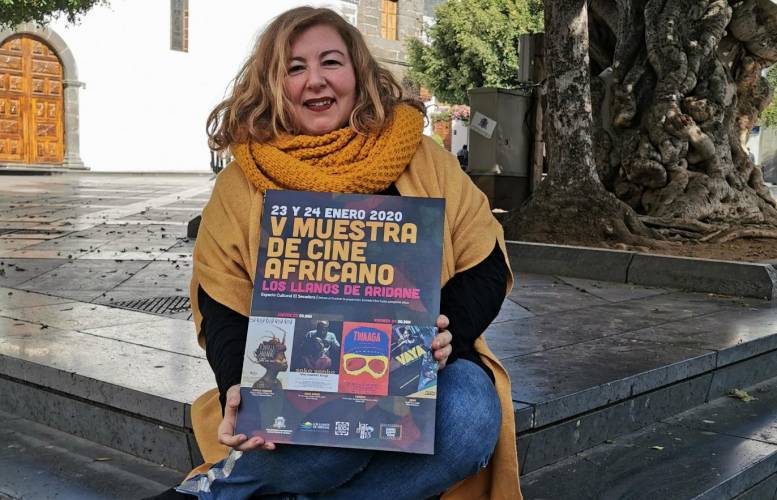 La concejal de Cultura, Charo González Palmero con el cartel de la 5ta. Muestra de Cine Africano que se realiza en el espacio Cultural El Secadero de Los Llanos de Aridane.