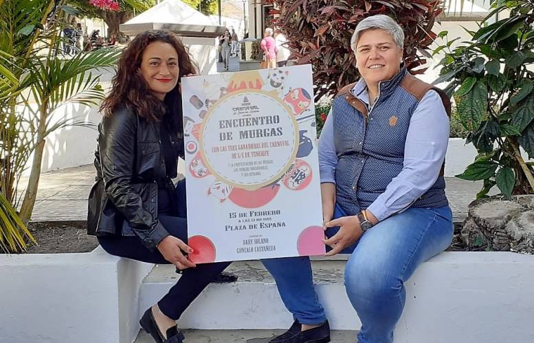 La alcaldesa Noelia García Leal y la concejala de Fiestas, Mónica González con el cartel anunciador del Festival de Murgas.