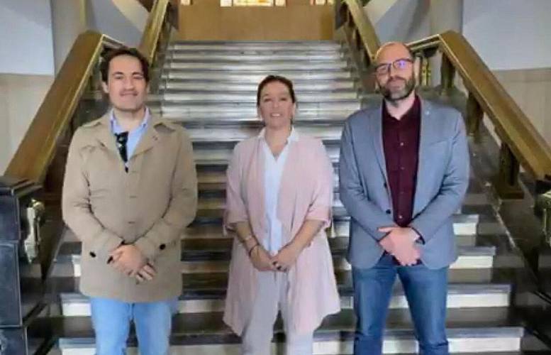 La concejala de Promoción Turística, Educación y Cultura de Fuencaliente, Celia Santos, el vicerrector de Investigación, Ernesto Pereda, y el director del grupo de investigación en Ecología de Comunidades Marinas y Cambio Climático del centro docente, Jos