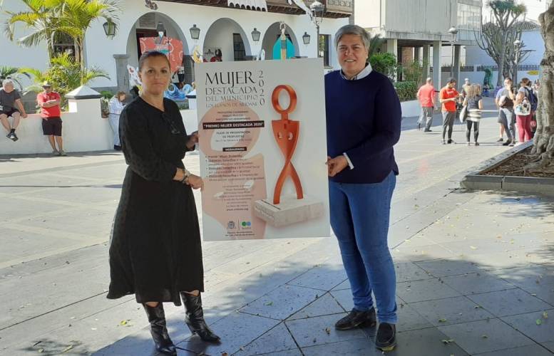 La Alcaldesa, Noelia García Leal y la concejala de Igualdad, Elena Pais con el cartel anunciador de los premios Mujer Destacada 2020