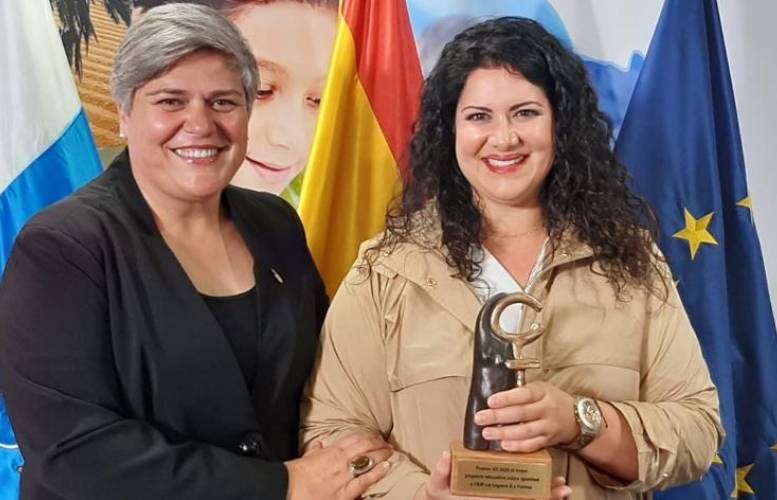 Noelia García Leal, alcaldesa de Los Llanos de Aridane y Estíbaliz Díaz González, coordinadora de proyecto de Igualdad CEIP La Laguna.