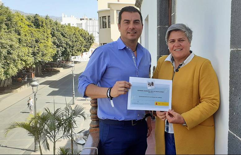 La Alcaldesa de Los Llanos de Aridane, Noelia García Leal y el concejal de Movilidad, Manuel Perera con el diploma que otorgó Ministerio para la Transición Ecológica.