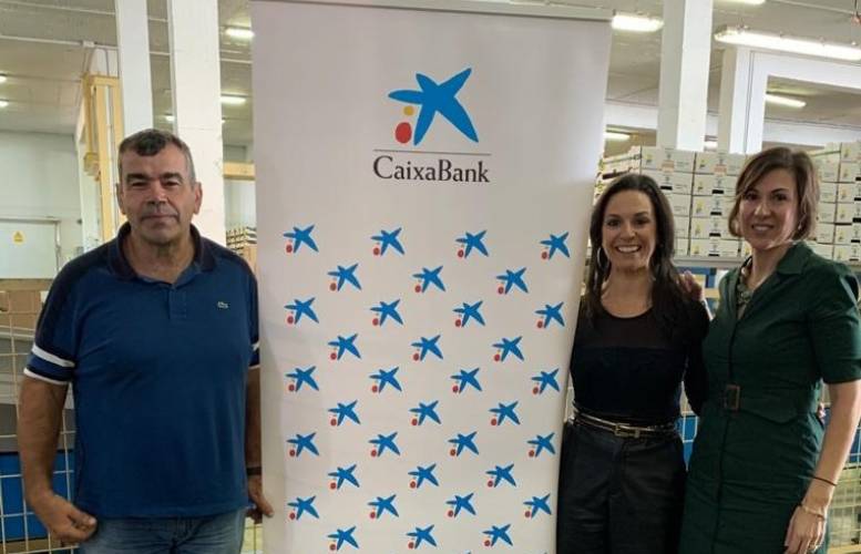 Víctor Manuel Rodríguez, presidente de la cooperativa La Prosperidad, acompañado de la directora de área de CaixaBank en La Palma, Laura García, y la responsable de la oficina de la entidad en Tijarafe, Mónica Barreto.