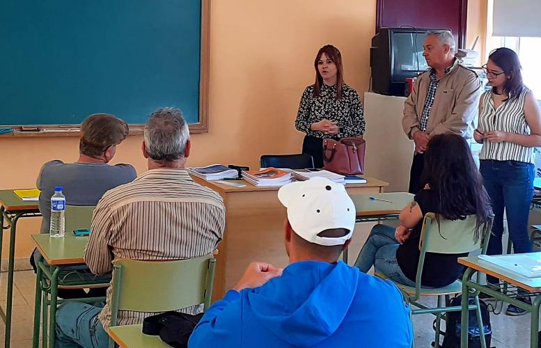 la concejala de Empleo del Ayuntamiento de Los Llanos de Aridane, Elena Concepción y el equipo de Radio ECCA encargados de los cursos para adultos.