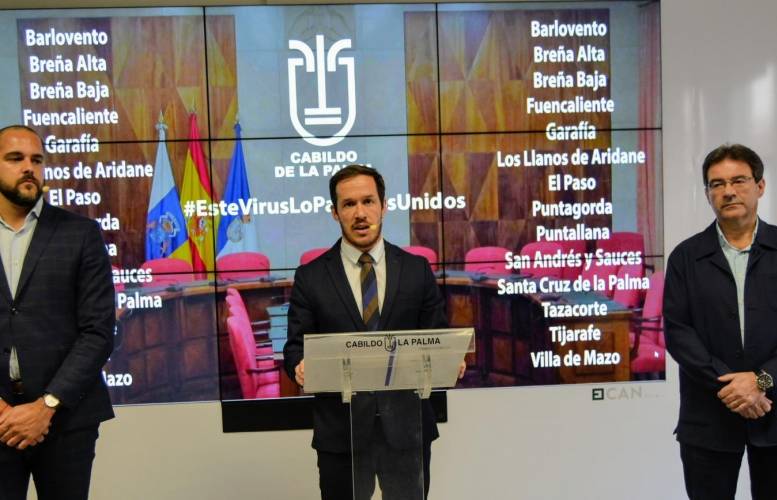 Kilian Sánchez Sanjuán, director del Área de Salud de La Palma; Mariano H. Zapata, Presidente del Cabildo Insular y José Adrián Hernández Vicepresidente del Cabildo Insular