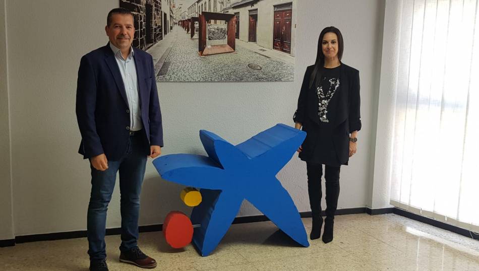 Juanjo Cabrera, alcalde de Santa Cruz de La Palma, y Laura García Yanes, directora de área de negocio de CaixaBank en La Palma y El Hierro