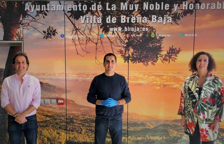 Francisco Martín, concejal de Servicios Sociales de Breña Baja; Borja Pérez, alcalde de Breña Baja;Esther Resina, directora de la Oficina de La Caixa en el municipio.