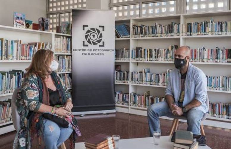 La concejala de Cultura, Rosario González Palmero, junto al presidente del Centro de Fotografía Isla Bonita, Arturo Rodríguez