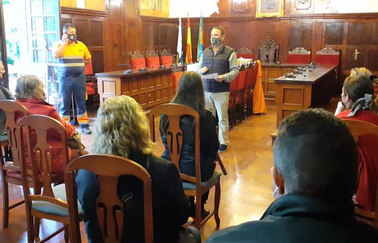 El concejal de Servicios Municipales, José María Rivera, recibe a un grupo de trabajadores del Plan de Empleo Fdcan.