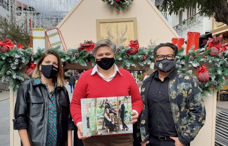 Inmaculada Fernández, (i) Noelia García (d) y Freddy Mendoza (d) con el cartel anunciador del “Aridane Fashion 2020”