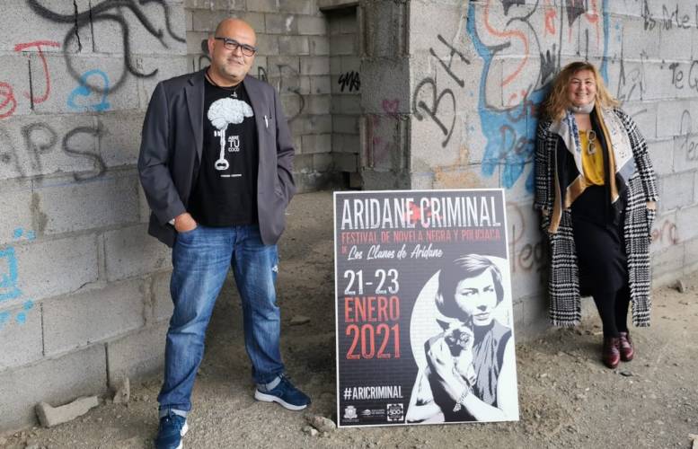 Pie de Foto: Alexis Ravelo y Charo González, junto al cartel realizado por el ilustrador, Nano Barbero.