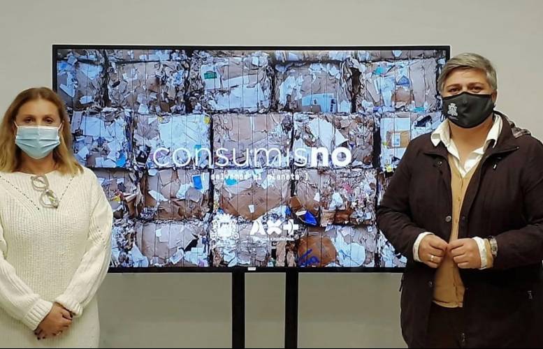 Elena Pais, concejal de Consumo y Noelia García Leal, alcaldesa de Los Llanos de Aridane presentan la campaña “Consumi-no”