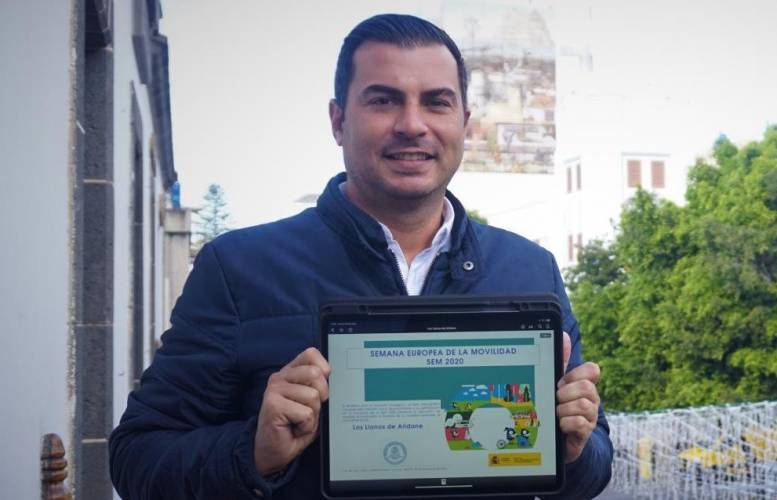 l concejal de Movilidad, Manuel Perera con el diploma otorgado por el Ministerio para la Transición Ecológica