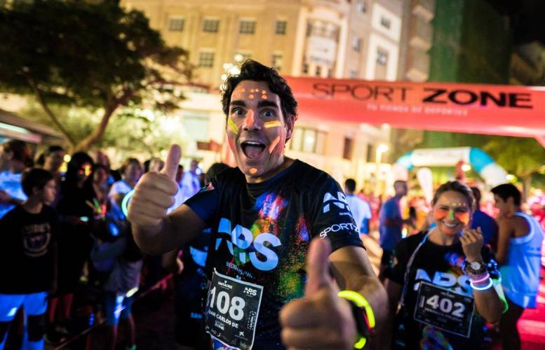 Un participante durante la Neon Run Spain