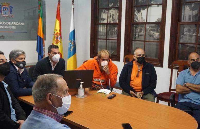 Reunión con representantes de vecinos afectados por el volcán en el Ayuntamiento de Los Llanos de Aridane