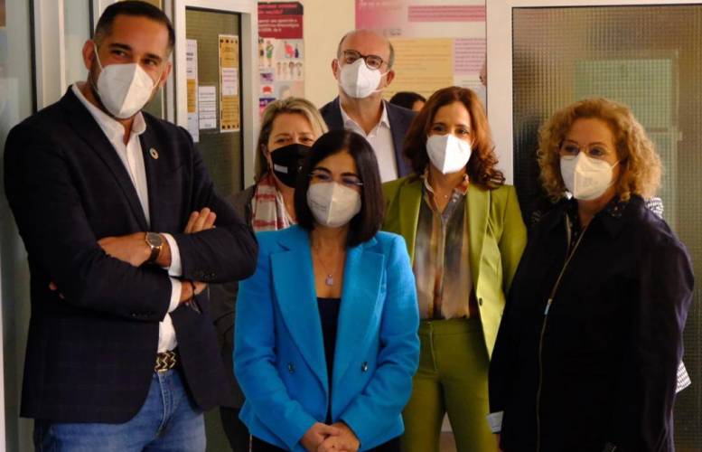 Carolina Darias, Kilian Sánchez y Mercedes Coello en una visita al Hospital Universitario de La Palma